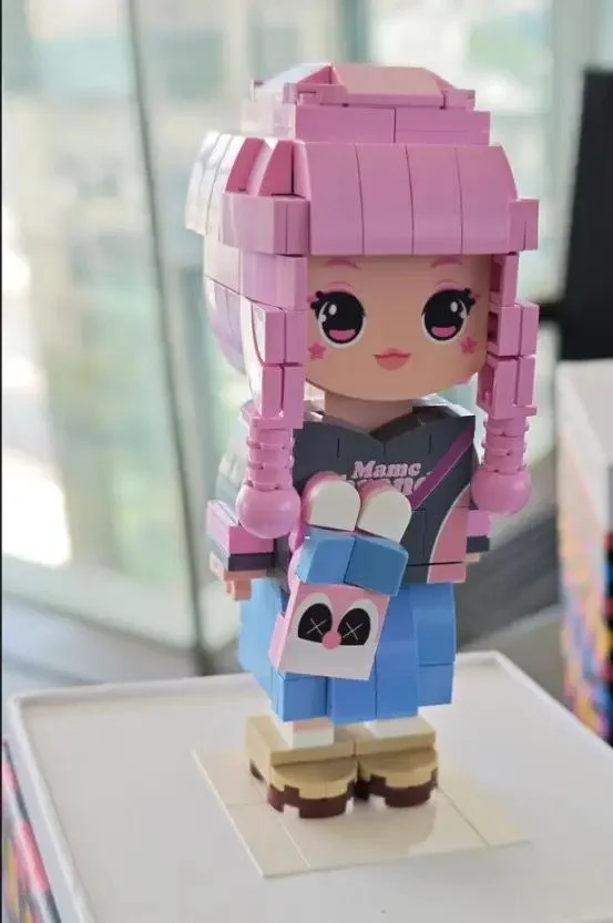 Фигурка BrickMe на фотографии клиента — Катя Л.