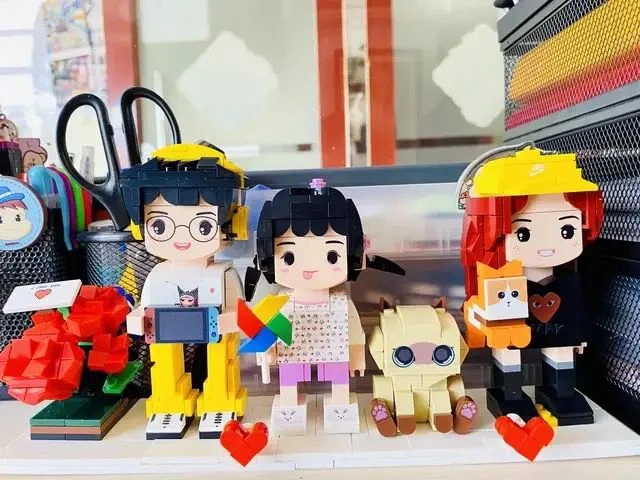 Фигурка BrickMe на фотографии клиента — Анна