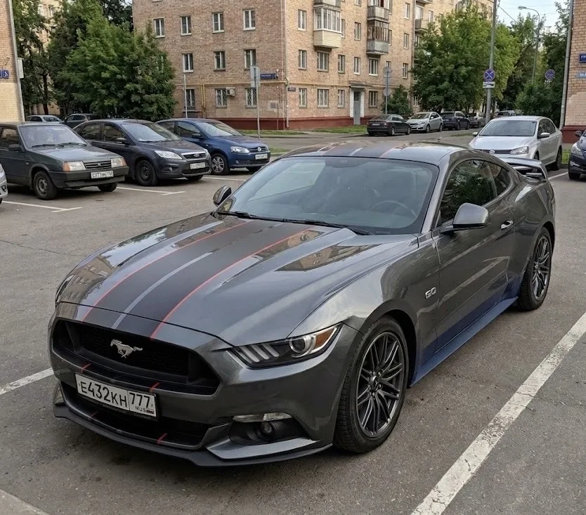 Фотография настоящего серого Ford Mustang, присланная заказчиком, — исходник для модели