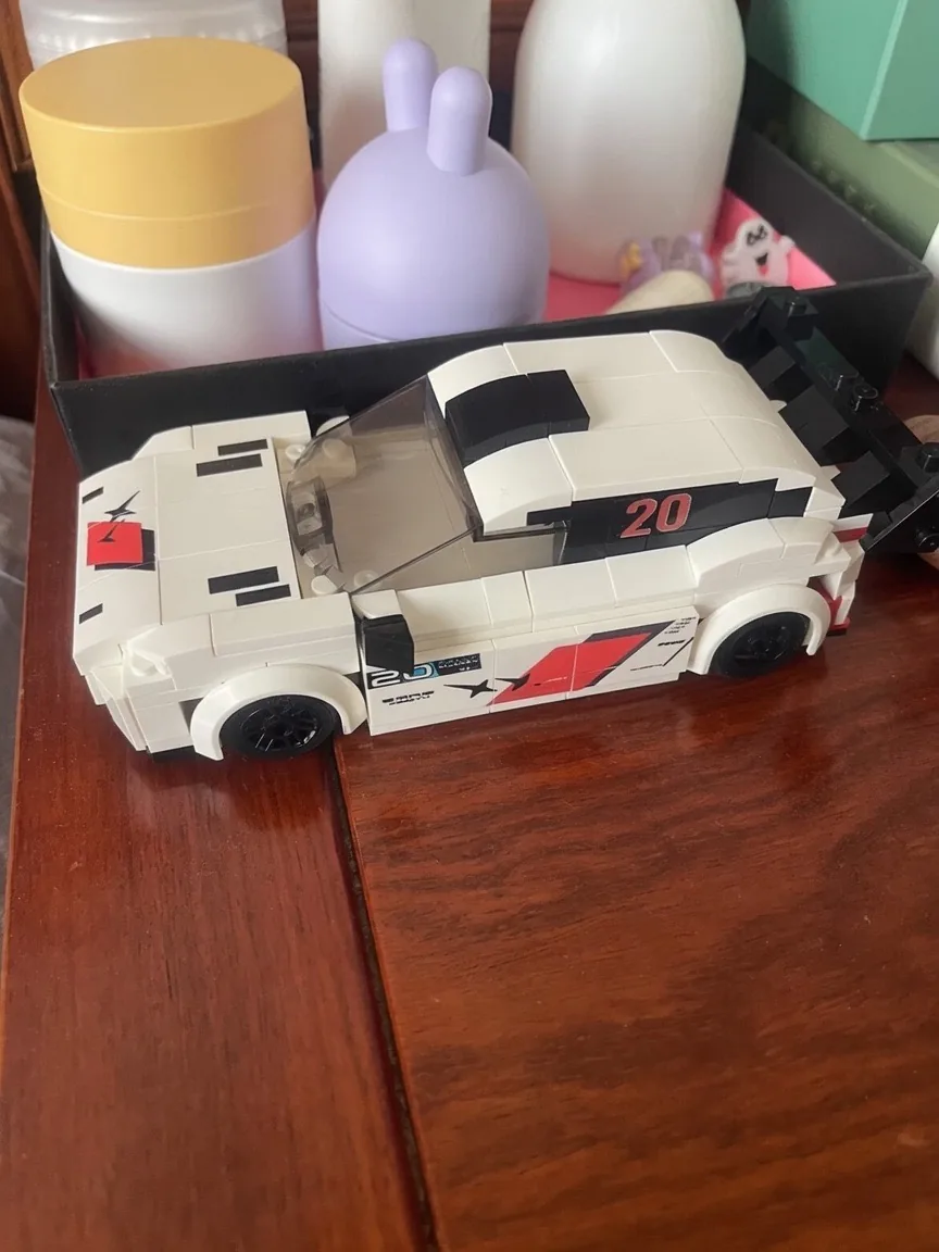 Модель белого спорткара с антикрылом из деталей конструктора BrickMe